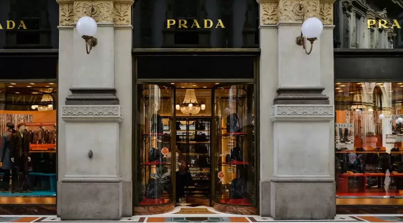 Prada compra Versace por US$ 1,4 bilhão e fortalece o luxo italiano