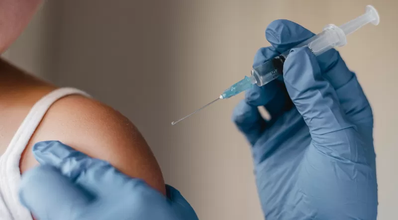 Jovens de 15 a 19 anos podem se vacinar contra HPV até junho de 2026