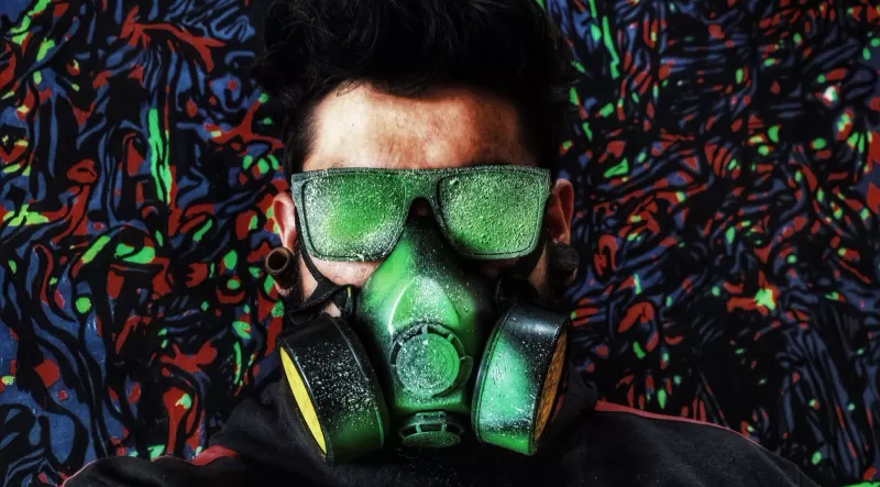 Artista paraense inicia pintura de grande painel na fachada do Museu das Amazônias