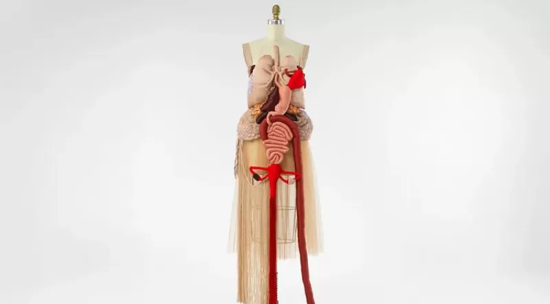 Peça de estilista brasileira será destaque em mostra do Met Gala 2026