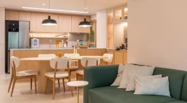 Minimalismo, cores quentes e ‘charme brasileirinho’ transformam apartamento de 90m² em bairro nobre de São Paulo