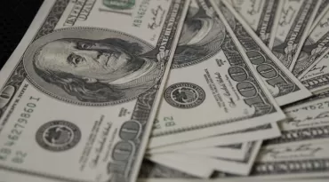 Dólar cai ao menor nível em quase dois anos e Bolsa renova recorde