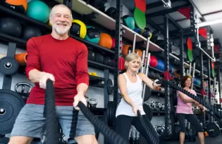 Crossfit para idosos? Saiba os benefícios e como adaptar os treinos