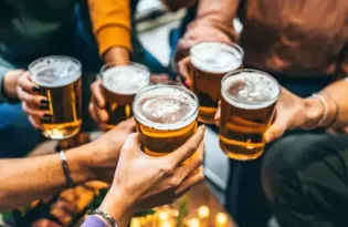 Geração saúde: jovens mudam hábitos e fazem indústria do álcool perder US$ 830 bilhões em 4 anos; entenda